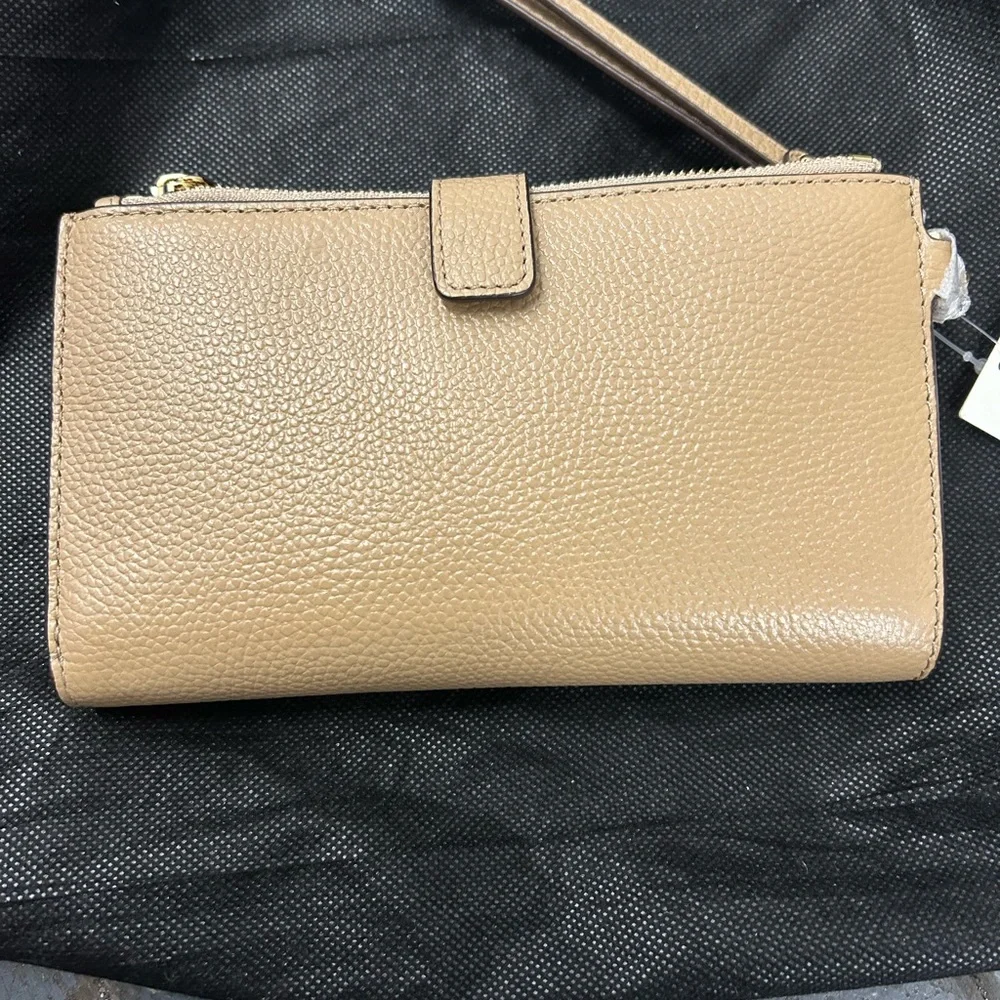 - Michael Kors Jet Set Double Zipper Wristlet. Color Camel . NWT